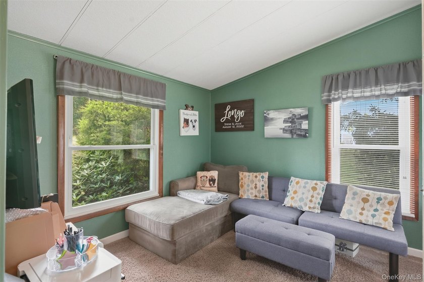 Welcome to 4 Seneca Drive in Milton, New York, a spacious Hudson - photo 15
