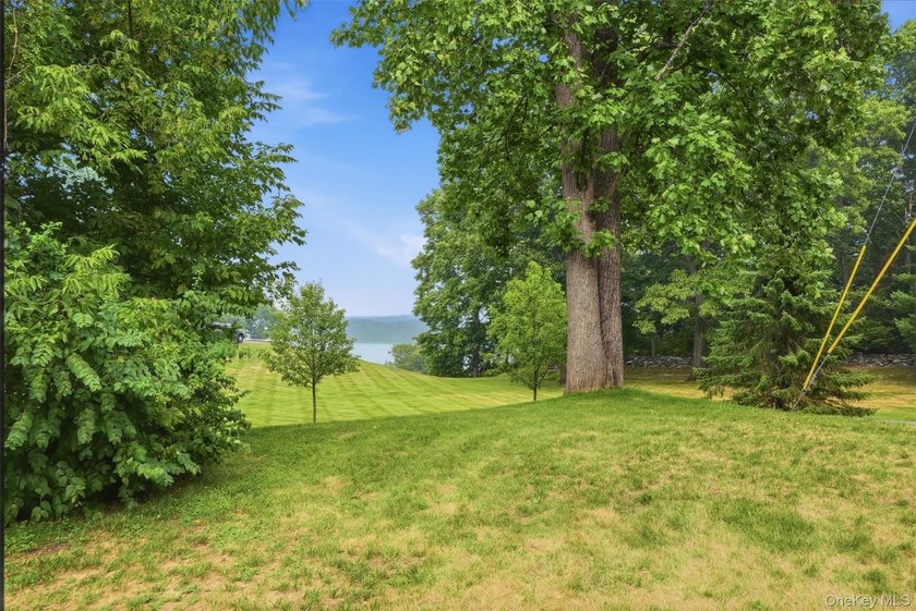 Welcome to 4 Seneca Drive in Milton, New York, a spacious Hudson - photo 17