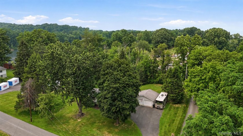 Welcome to 4 Seneca Drive in Milton, New York, a spacious Hudson - photo 27