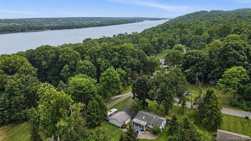 Welcome to 4 Seneca Drive in Milton, New York, a spacious Hudson - photo 29