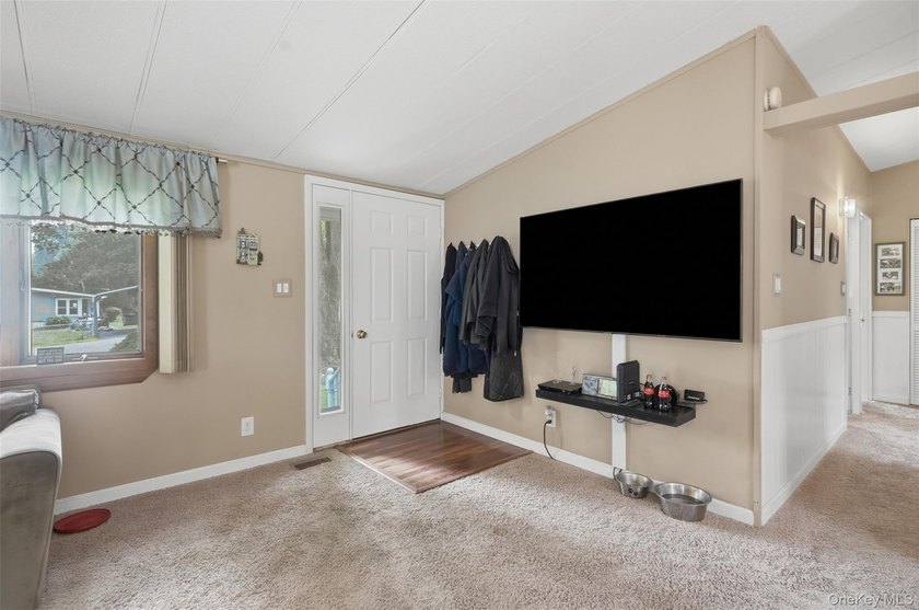 Welcome to 4 Seneca Drive in Milton, New York, a spacious Hudson - photo 30