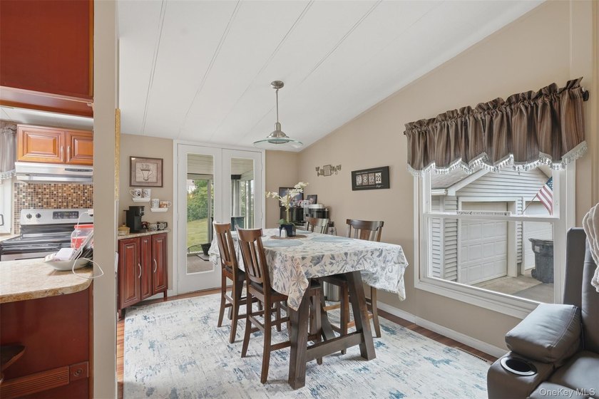Welcome to 4 Seneca Drive in Milton, New York, a spacious Hudson - photo 32