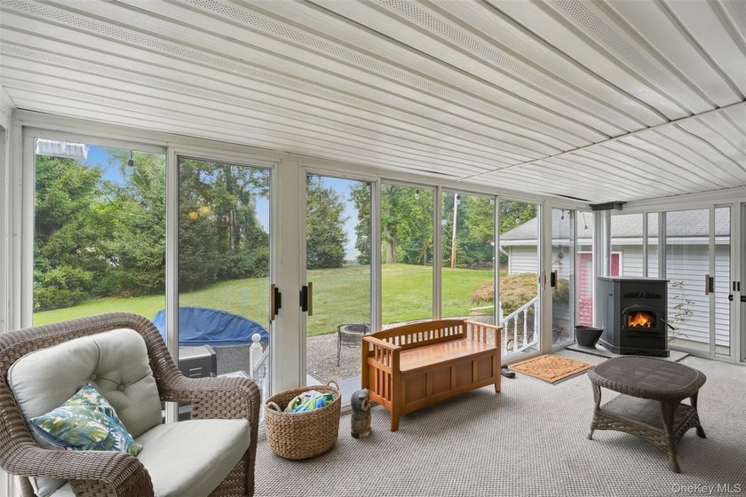 Welcome to 4 Seneca Drive in Milton, New York, a spacious Hudson - photo 34