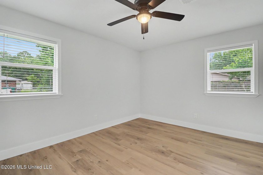 Two Primary Suites! Fully Renovated... loooks and feels - photo 19