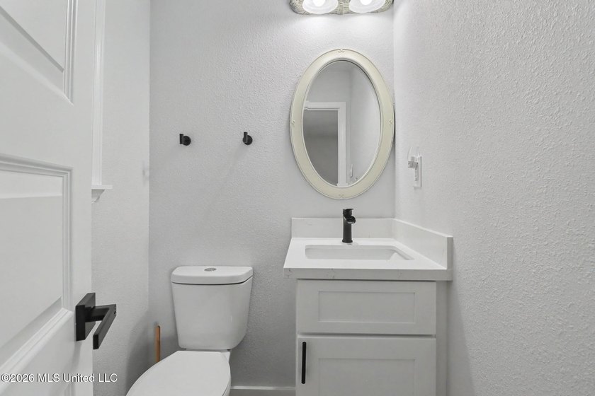 Two Primary Suites! Fully Renovated... loooks and feels - photo 21