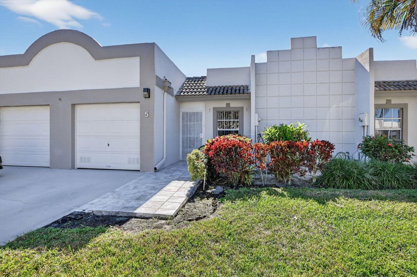Fully updated 2/2 with 1-car garage! Features an open kitchen - photo 2