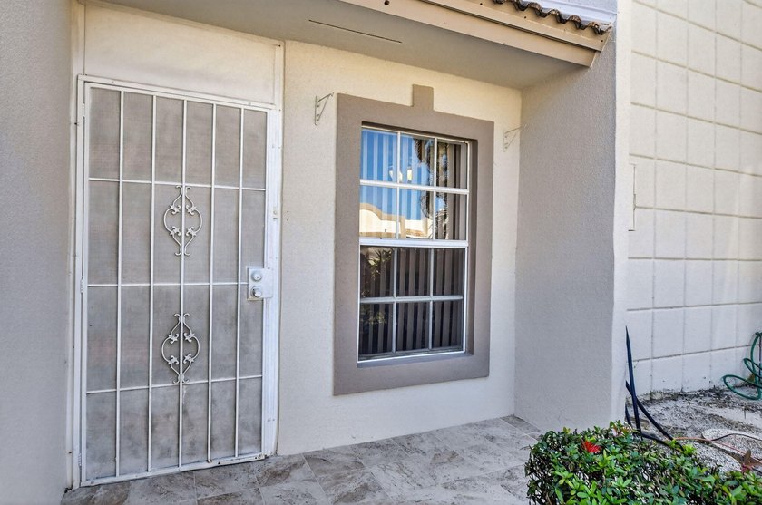 Fully updated 2/2 with 1-car garage! Features an open kitchen - photo 3