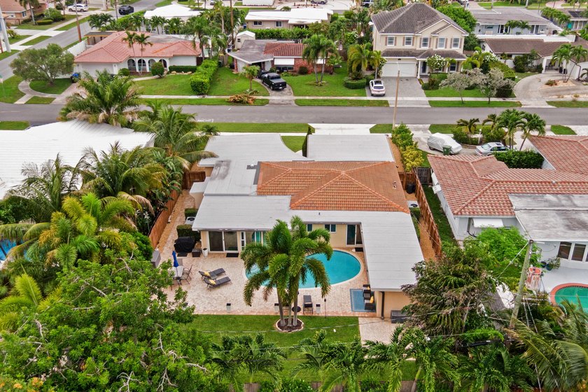 Discover this beautifully maintained 3-bedroom, 2-bath pool home - photo 35