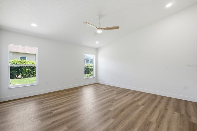Stunning Fully Renovated 5-Bedroom Home with 3-Car Garage in - photo 11