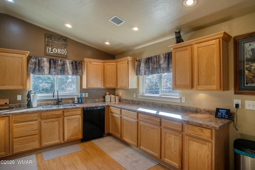 MOTIVATED SELLER!! Welcome to your Four Seasons retreat in - photo 6