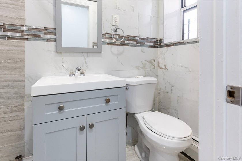 Delivered fully vacant. Over 3,300 sq ft, this large recently - photo 12