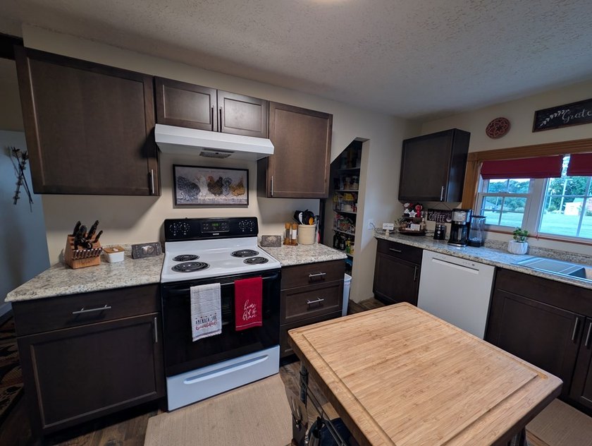 This recently renovated and tastefully updated 3 bedroom, 1 bath - photo 22