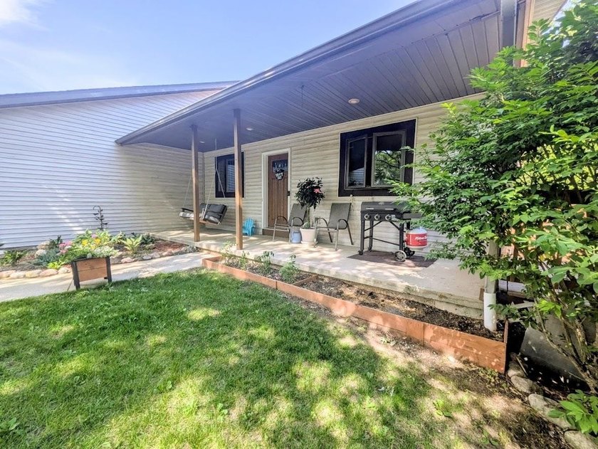 Nestled in a quiet neighborhood, this freshly remodeled 3 - photo 27
