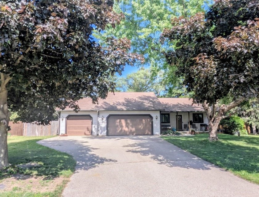 Nestled in a quiet neighborhood, this freshly remodeled 3 - photo 35