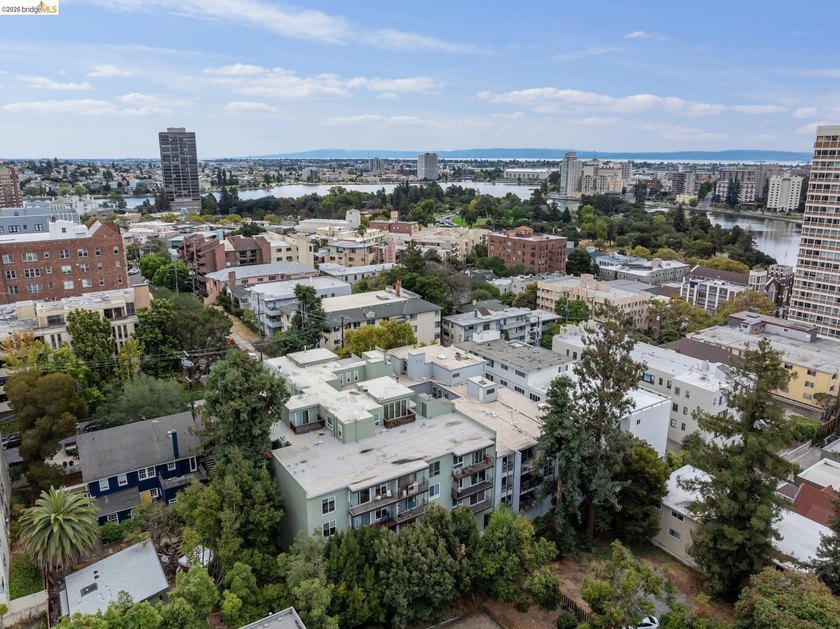 Welcome to 199 Montecito Ave. A lovely condominium home - photo 38