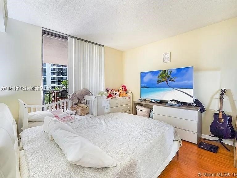 LARGEST 1 bedroom Balcony on Brickell key with beautiful pool - photo 11