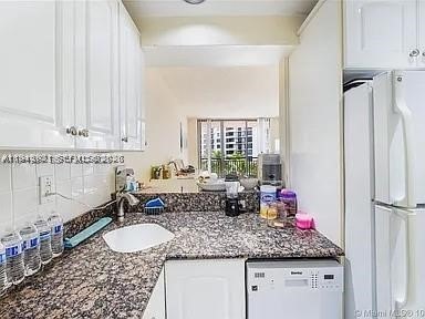 LARGEST 1 bedroom Balcony on Brickell key with beautiful pool - photo 12