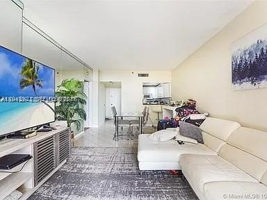 LARGEST 1 bedroom Balcony on Brickell key with beautiful pool - photo 15