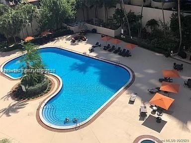 LARGEST 1 bedroom Balcony on Brickell key with beautiful pool - photo 16