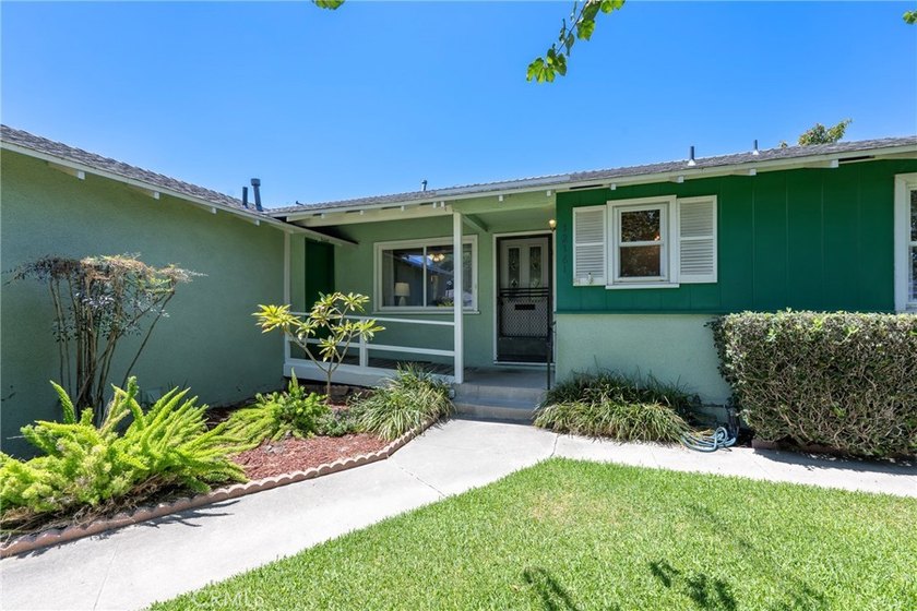 Welcome home to this beautifully well-maintained single-story - photo 2