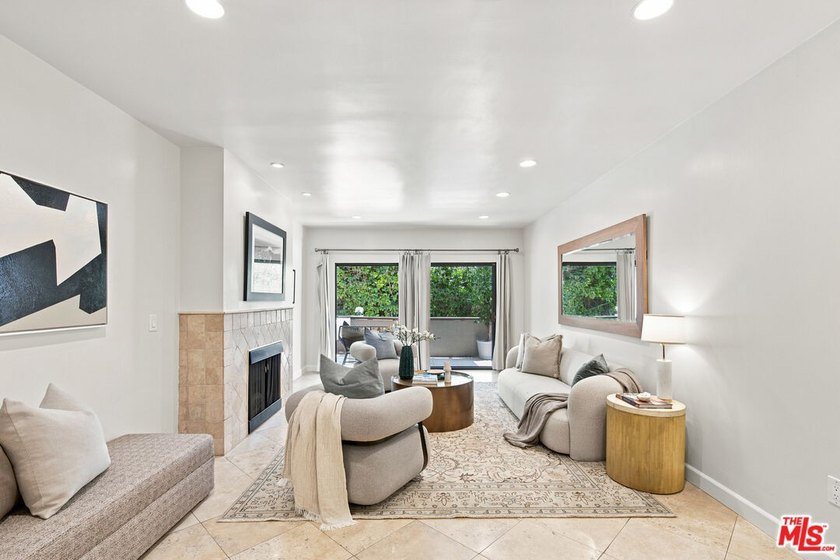 Lovely rear facing condo located in prime location, minutes to - photo 3