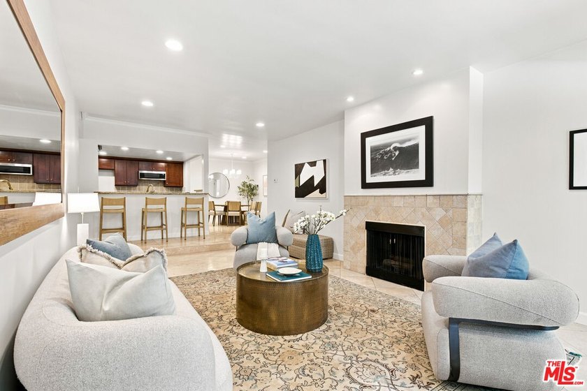 Lovely rear facing condo located in prime location, minutes to - photo 4