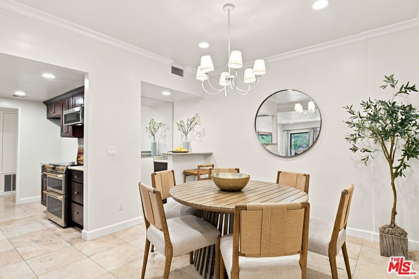 Lovely rear facing condo located in prime location, minutes to - photo 5