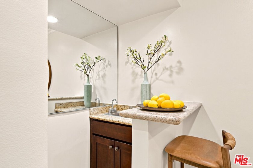 Lovely rear facing condo located in prime location, minutes to - photo 7