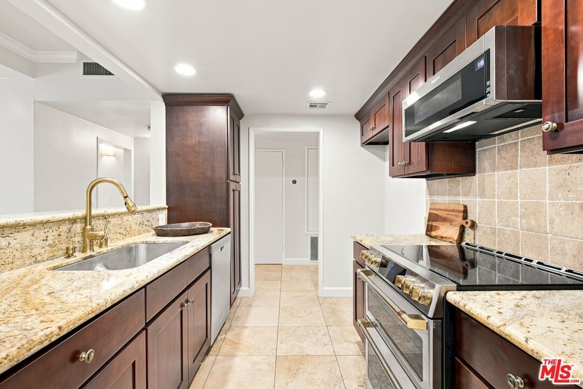 Lovely rear facing condo located in prime location, minutes to - photo 9