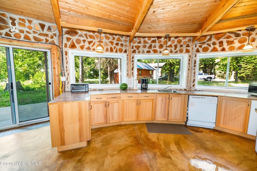 Tucked along 180 feet of Granite Creek frontage, this rare 1 - photo 13