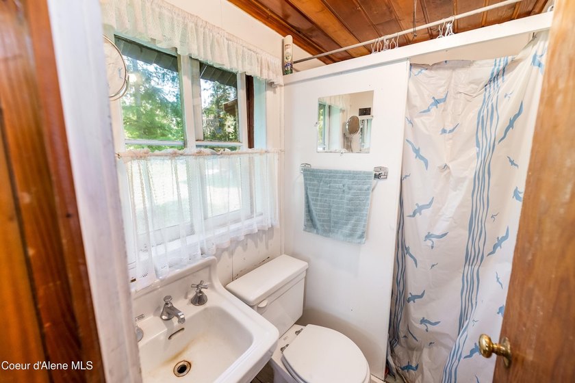 Tucked along 180 feet of Granite Creek frontage, this rare 1 - photo 31