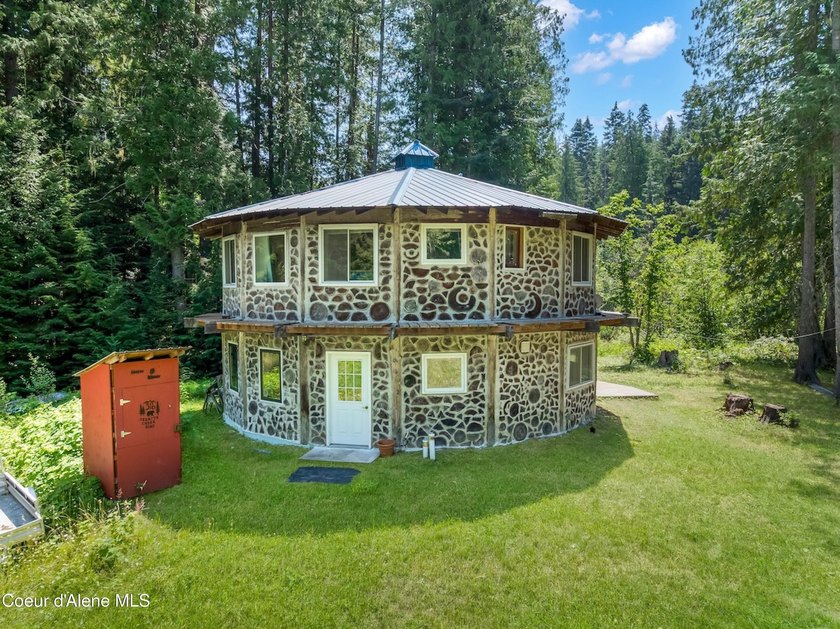 Tucked along 180 feet of Granite Creek frontage, this rare 1 - photo 38