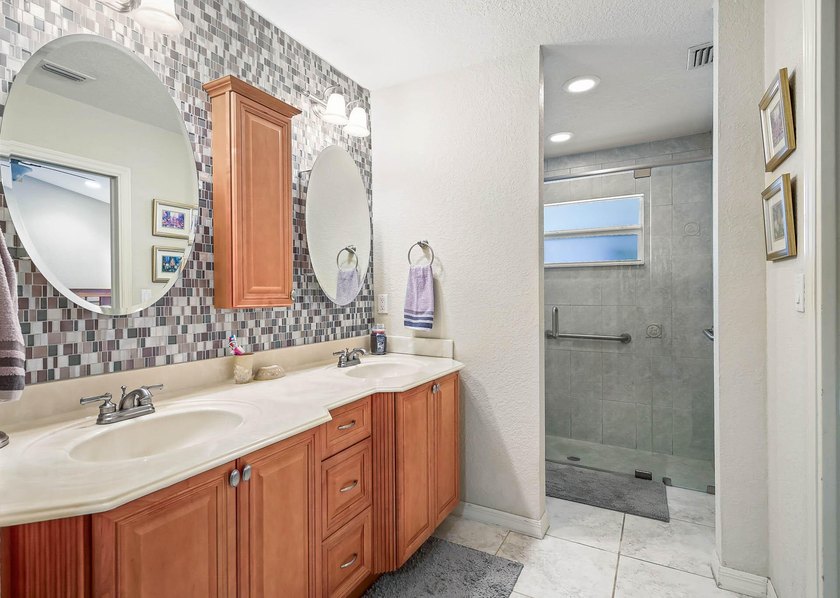 This fantastic pool home can now be yours. This CBS 3/2.5 plus - photo 21