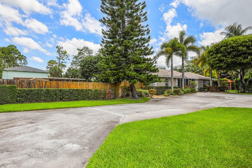 This fantastic pool home can now be yours. This CBS 3/2.5 plus - photo 50