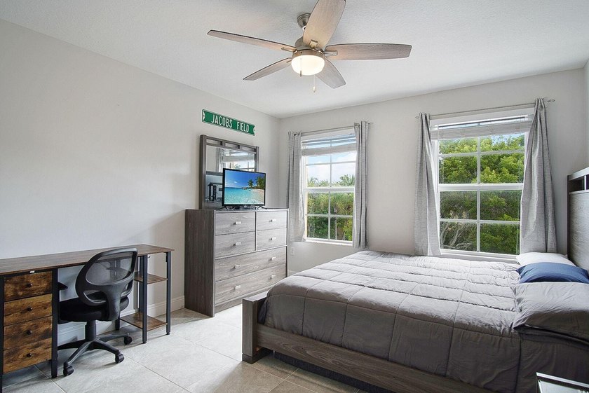 Welcome to this charming 3-bedroom, 2-bathroom with a GARAGE - photo 13