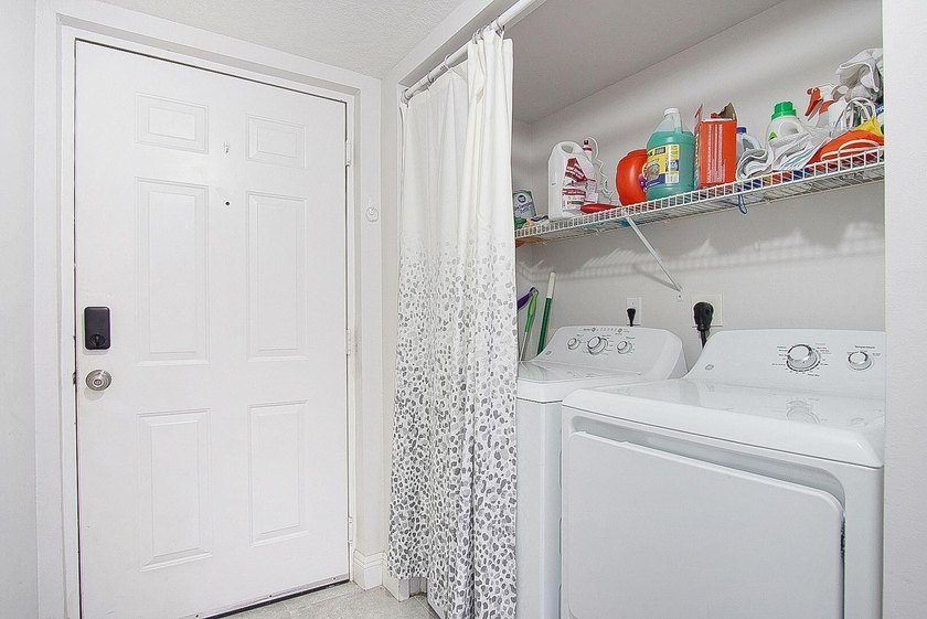 Welcome to this charming 3-bedroom, 2-bathroom with a GARAGE - photo 18