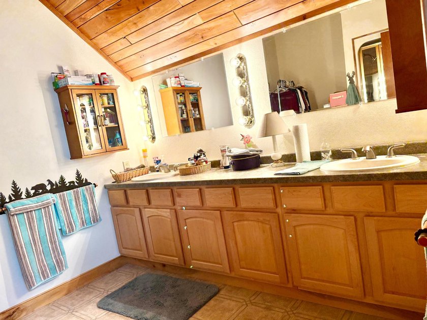 Escape to the beauty of the Northwoods with this one-of-a-kind - photo 21