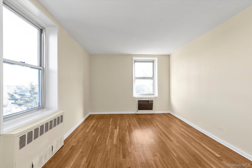 Very Sunny and Spacious Corner Apartment in the Exclusive - photo 11