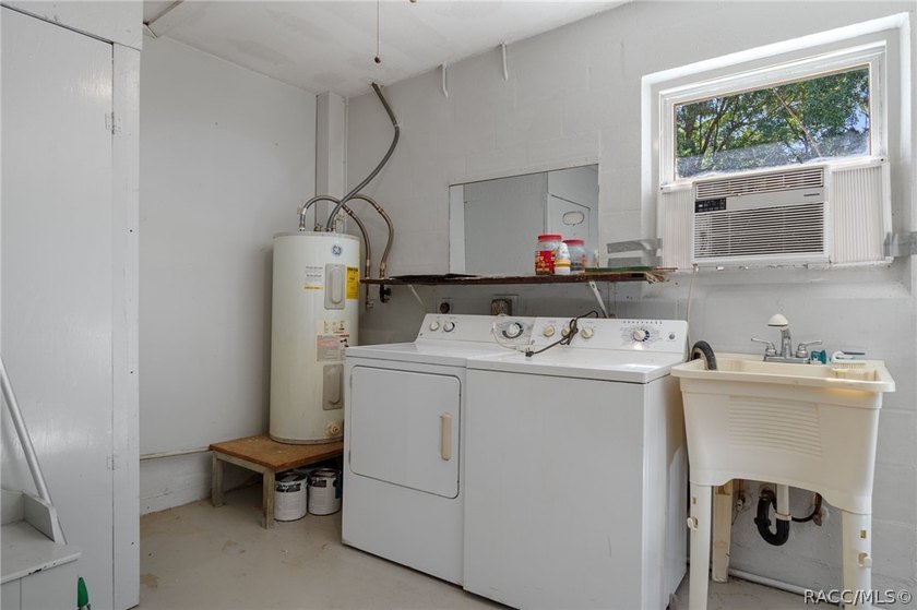 Nestled on approximately 1.6 acres in Homosassa, this charming - photo 21