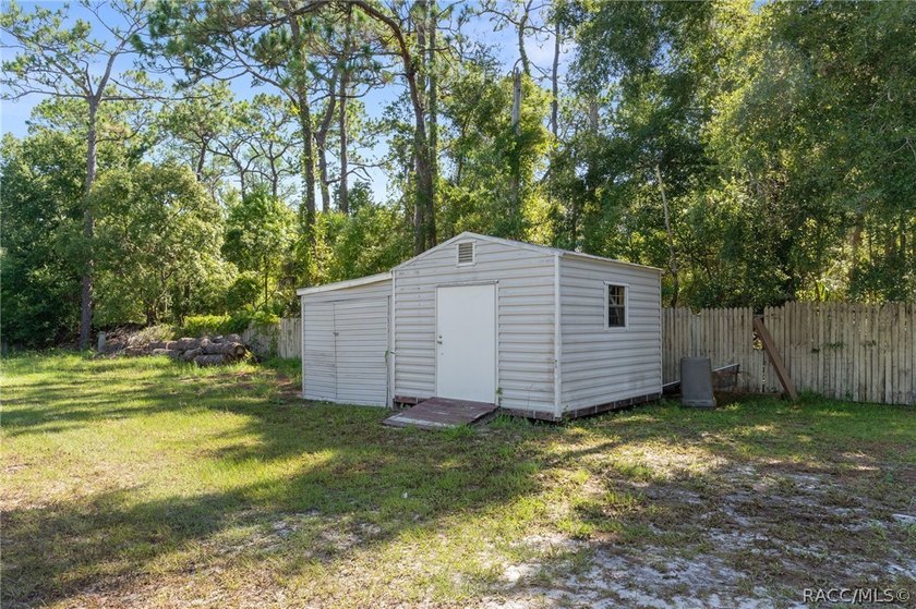 Nestled on approximately 1.6 acres in Homosassa, this charming - photo 30