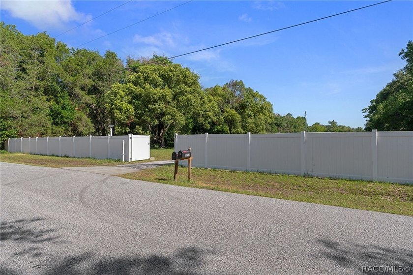 Nestled on approximately 1.6 acres in Homosassa, this charming - photo 36