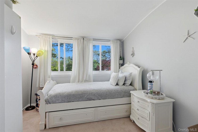Welcome to 26 Woodchuck Lane in Setauket, located in the highly - photo 14