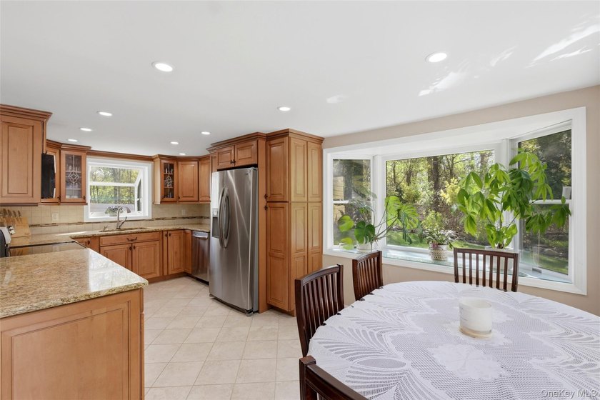 Welcome to 26 Woodchuck Lane in Setauket, located in the highly - photo 19