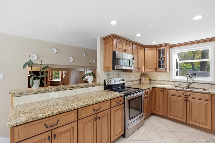 Welcome to 26 Woodchuck Lane in Setauket, located in the highly - photo 20