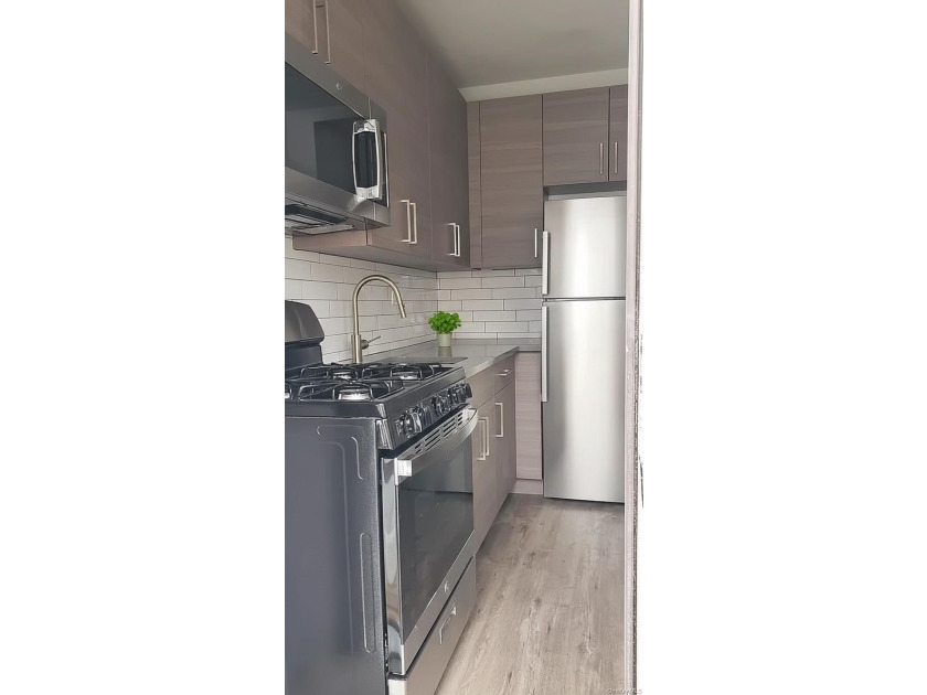 Turnkey 3-unit multifamily in Van Nest, two blocks from the 2 &amp; - photo 4