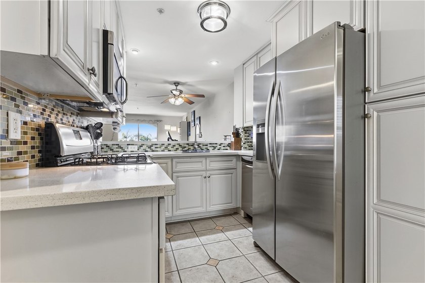 Picture your mornings starting in the custom updated kitchen - photo 4