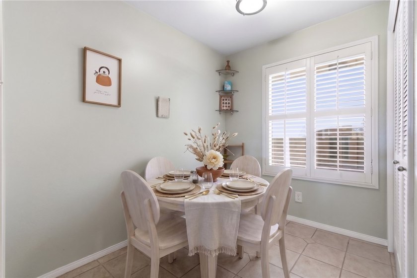 Picture your mornings starting in the custom updated kitchen - photo 5