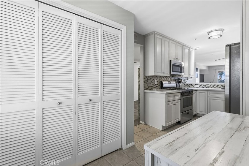 Picture your mornings starting in the custom updated kitchen - photo 6