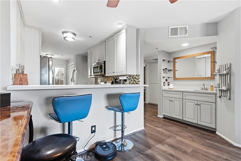 Picture your mornings starting in the custom updated kitchen - photo 7