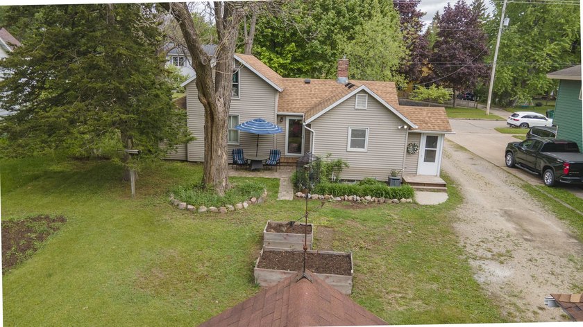Adorable, updated &amp; perfectly located, welcome to one of - photo 28
